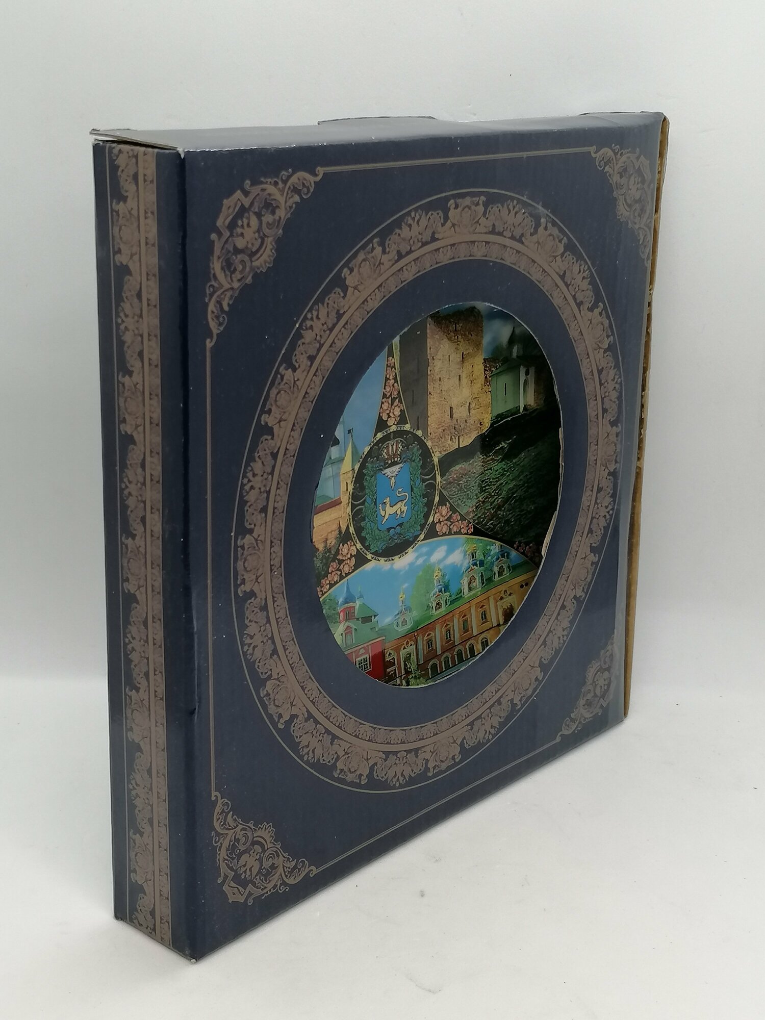 Тарелка фарфоровая, Псков, Печеры, Изборск, 20 см — фото 1