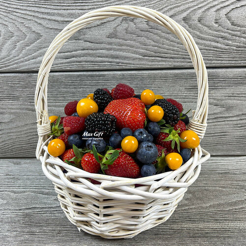 Корзина с ягодами «Ягодная поляна - S» / Подарок с ягодами врачу корзина с сырами ягодами 35 см
