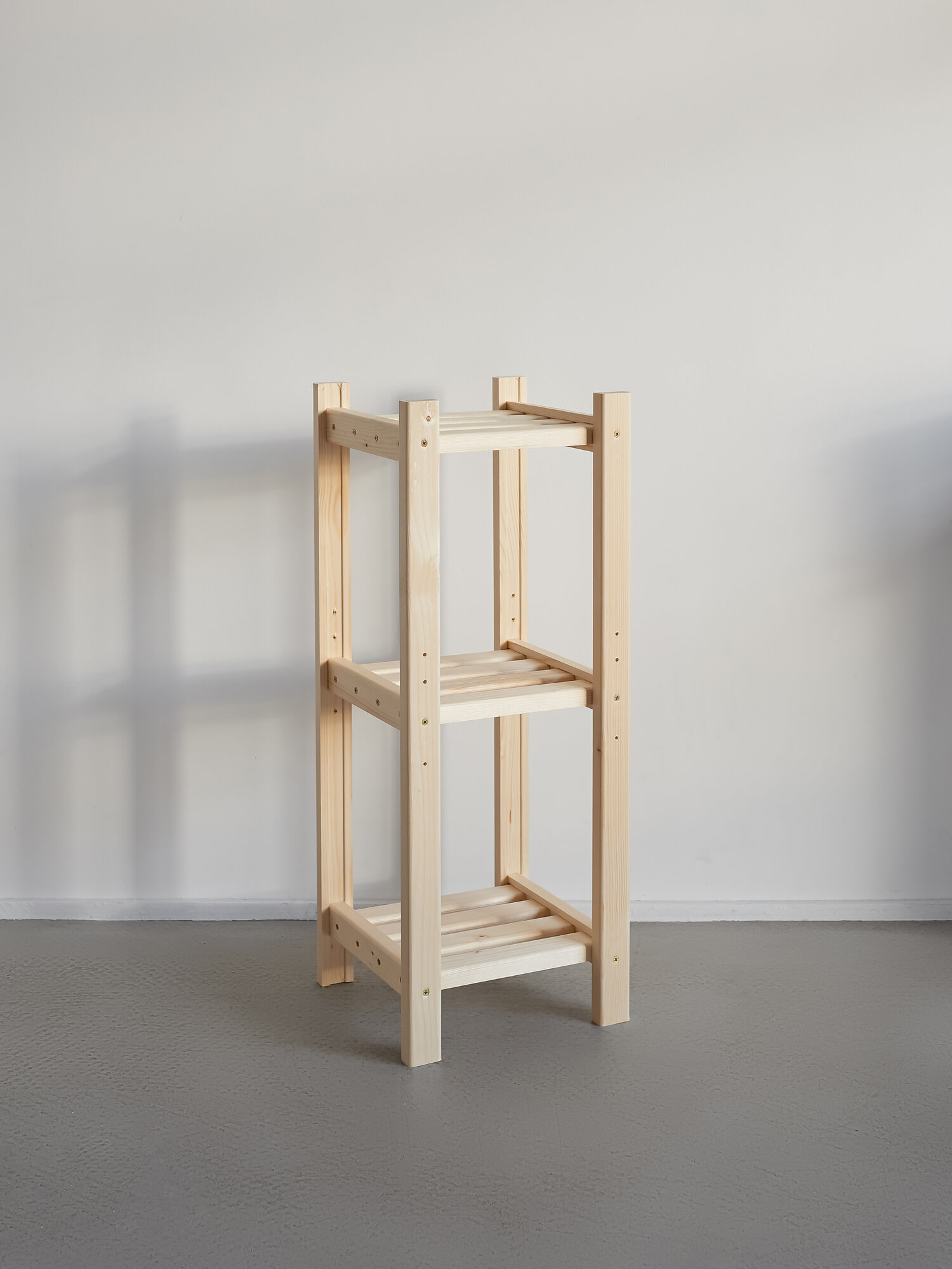 фото Стеллаж деревянный. Стеллаж для рассады из березы. Этажерка напольная.