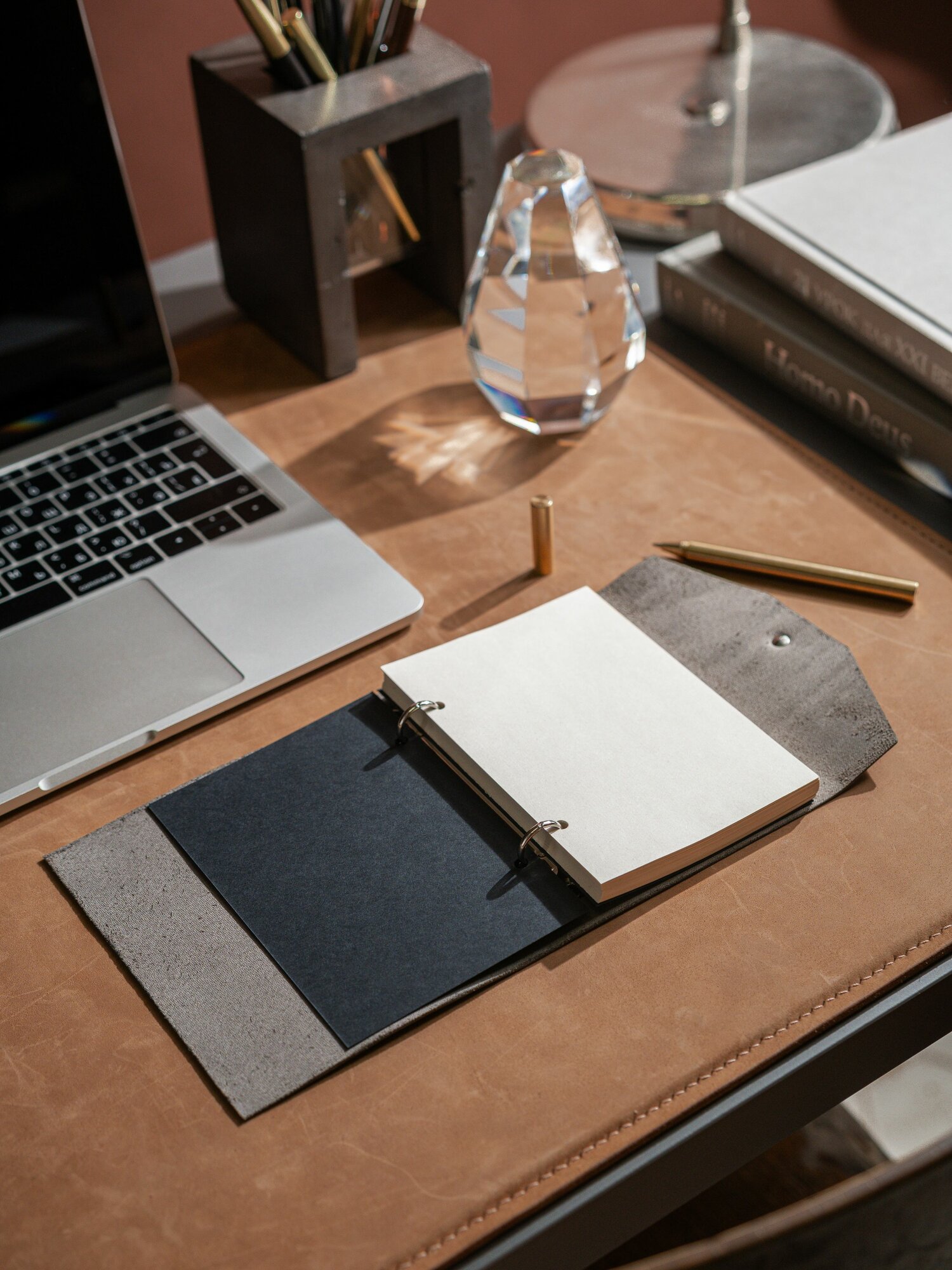 Ежедневник недатированный А6 из натуральной кожи на кольцах со сменными блоками/Карманный кожаный ежедневник — фото 1