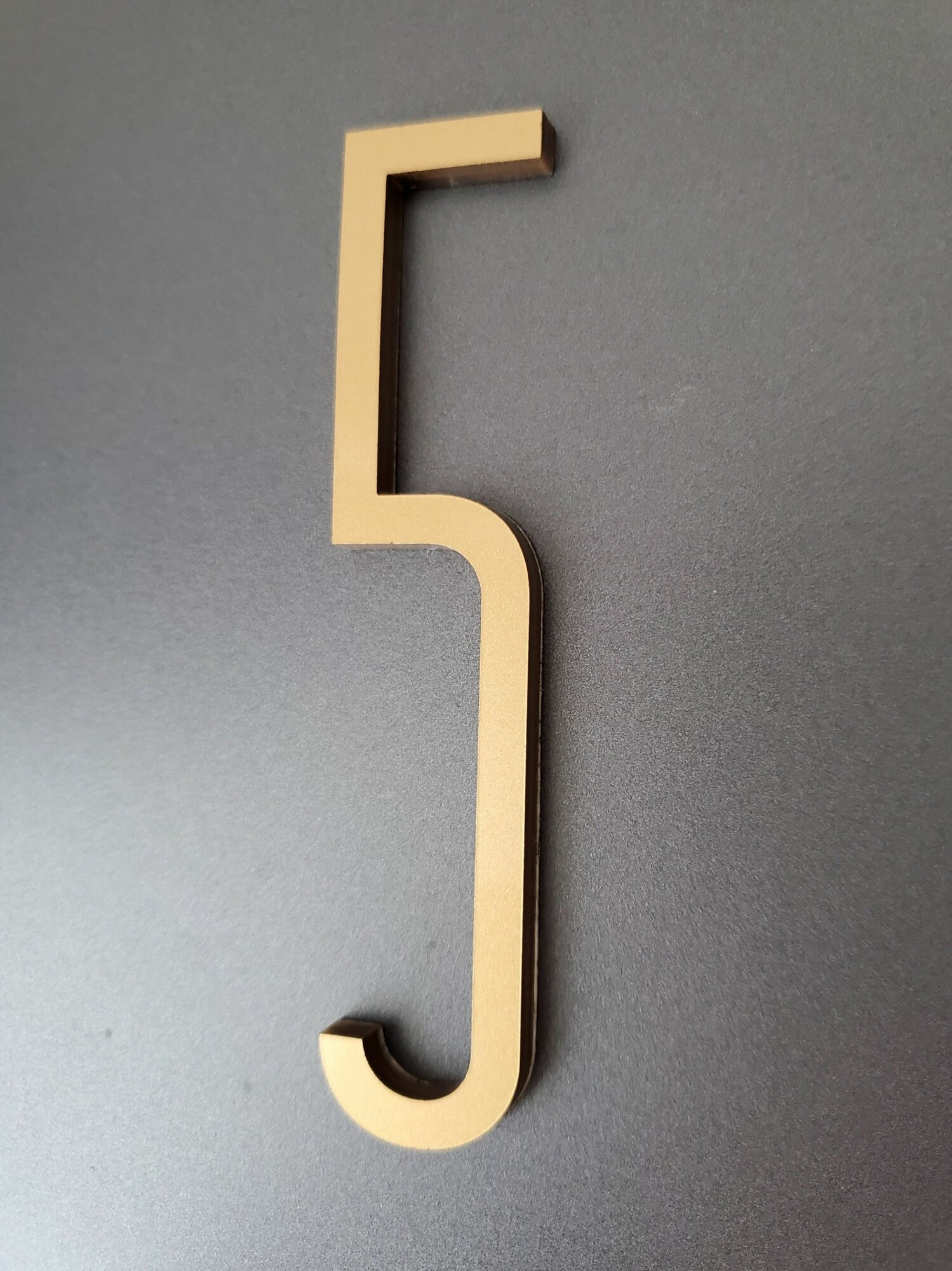 Цифра на дверь "5" в скандинавском стиле, старое золото - фотография № 3