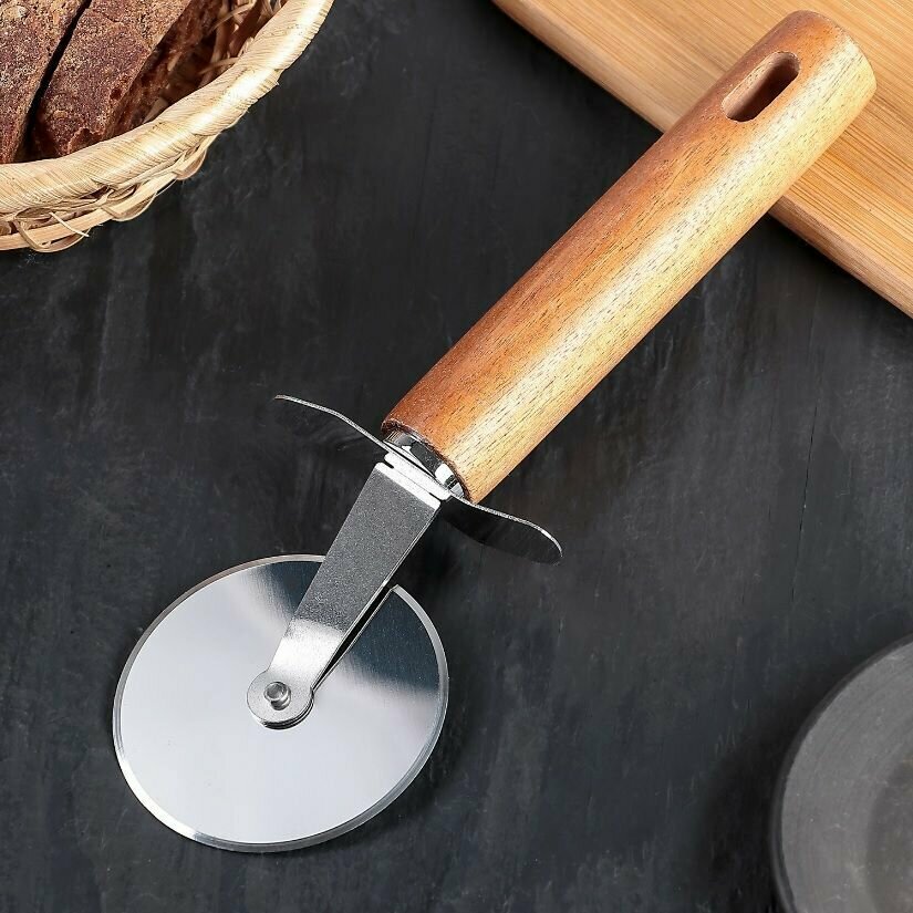 Нож для теста и пиццы, 1 лезвие гладкое / Тесторезка нержавеющая сталь, объемная широкая деревянная ручка