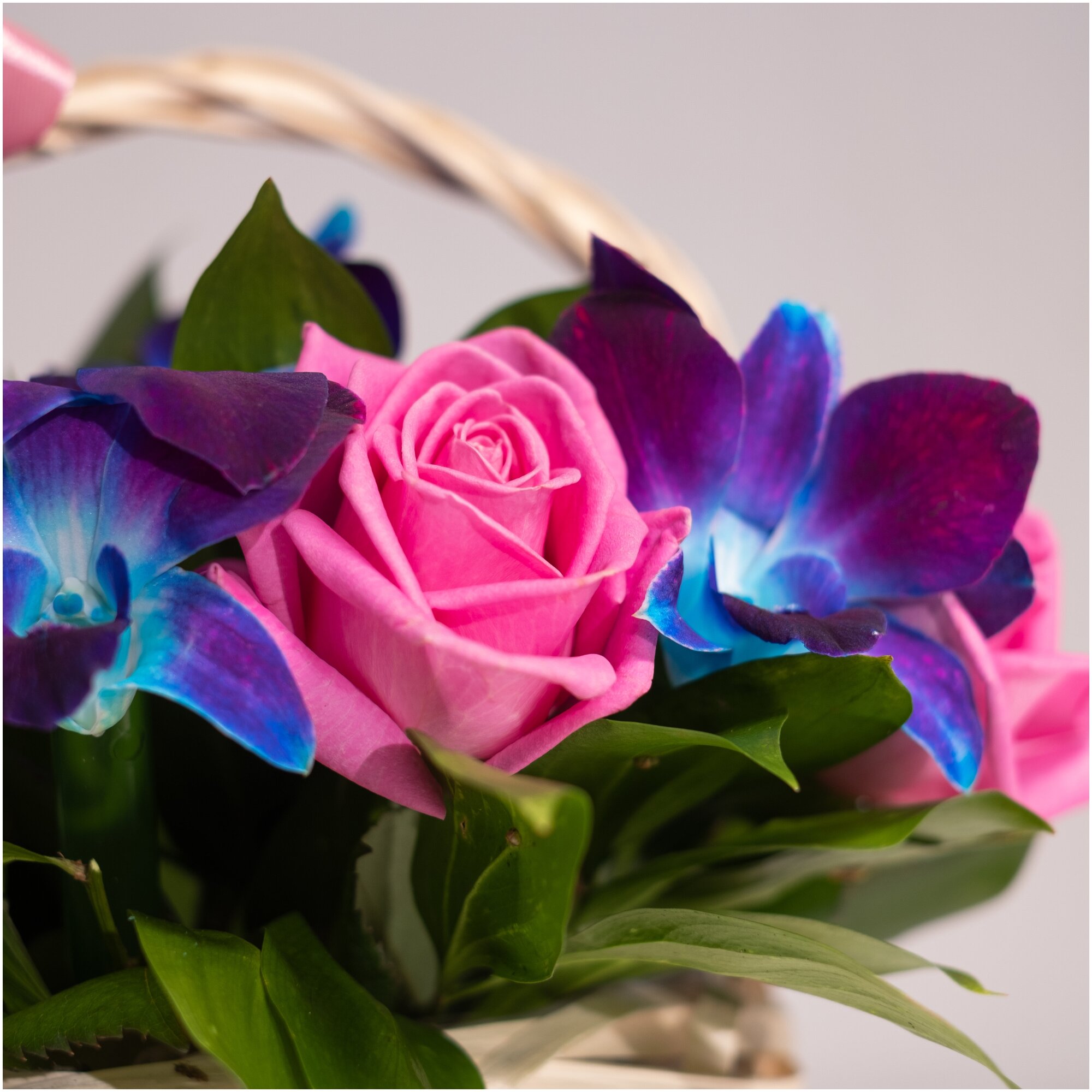 Синие орхидеи и розовые розы в корзине. Букет AR0163 ALMOND ROSES