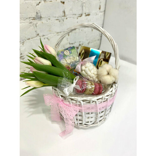 Сладкая корзина с чаем и тюльпанами