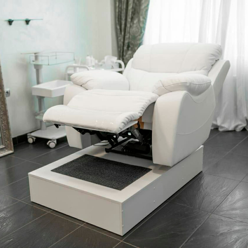 Кресло реклайнер c электроприводом GF-1 (180) для салона красоты наращивания ресниц маникюра педикюра экокожа цвет белый/Grand Family