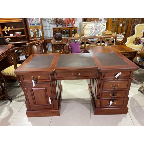 Стол письменный из красного дерева ( mahogany wood)с кожаным бюваром