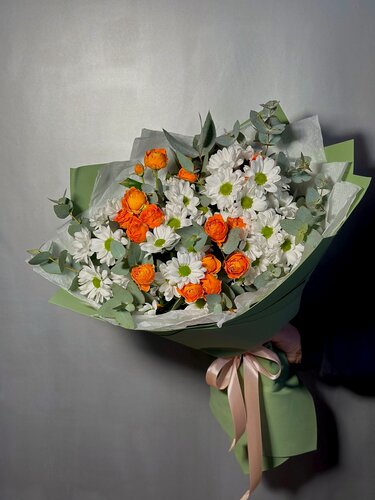 Изображение товара Букет Liana Flowers "Яркий", 3 розы, 4 хризантемы, сборный, кустовые цветы, оранжевый/белый