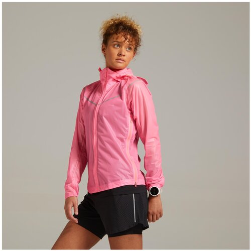 фото Куртка-дождевик для бега женская kiprun light , размер: eu44 ru50, цвет: неоновый розовый kiprun х декатлон decathlon