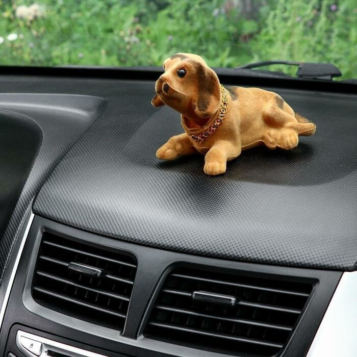 Собака на панель авто качающая головой большая бежевый окрас
