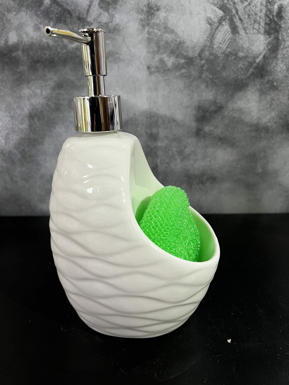 фото Диспенсер для жидкого мыла из фарфора с подставкой для губки LENARDI