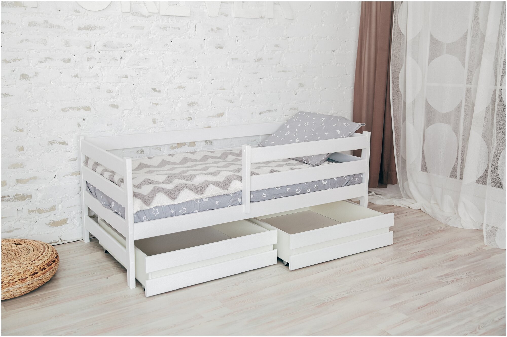 Кровать односпальная детская из массива берёзы "Манеж массив ЭКО" с ящиками в комплекте белый