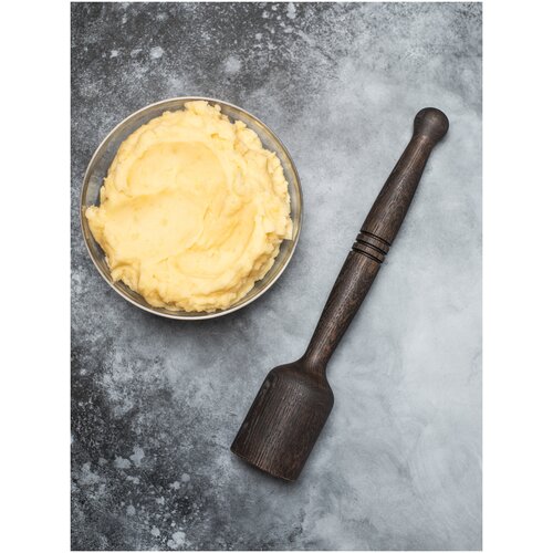 Толкушка из темного дуба с длинной ручкой