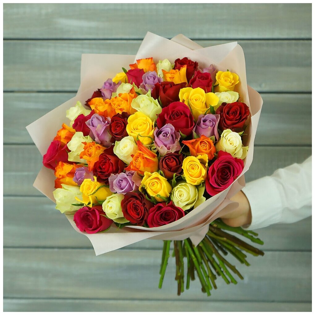 Букет живых цветов из 51 разноцветной розы 40см. микс