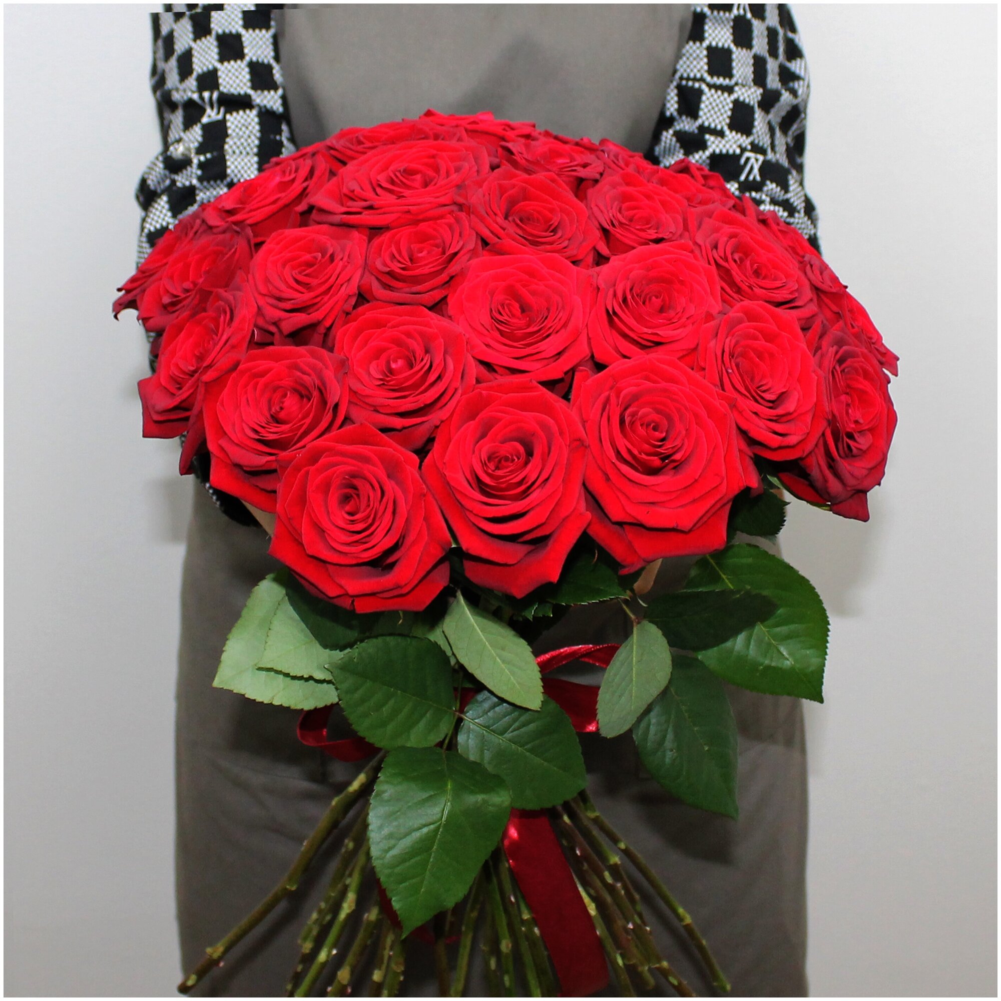 Букет из 17 красных роз Гран-При. Букет AR0459 ALMOND ROSES