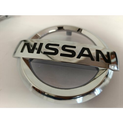 Эмблема решетки радиатора Nissan JUKE 2010-2019 62890-1KA0A