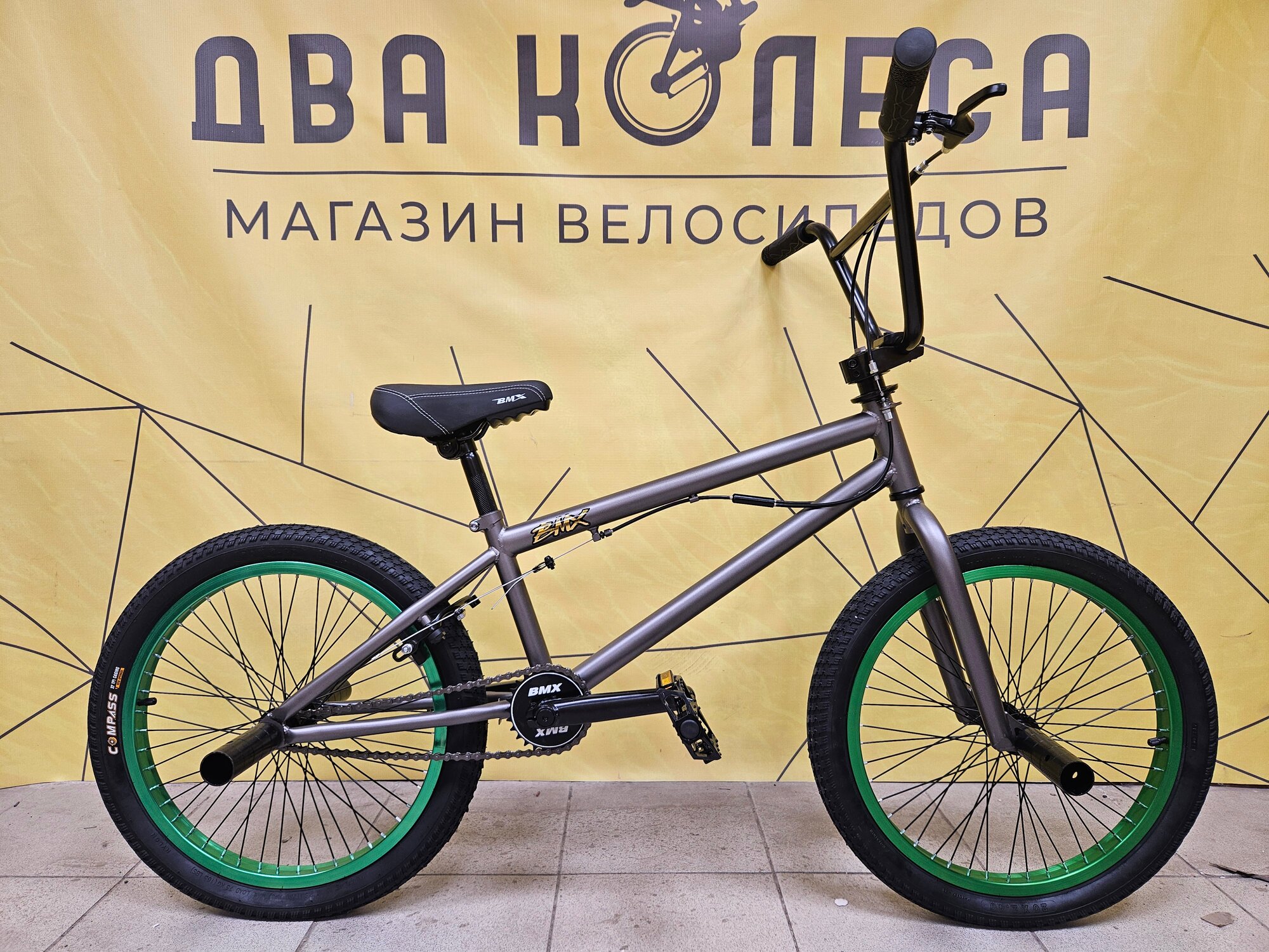Трюковой велосипед BMX размер колес 20 пеги в комплекте цвет черно-зеленый