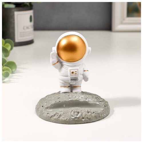 фото Сувенир полистоун подставка "астронавт в белом скафандре с золотым шлемом" 8.5х8х8 см yandex market
