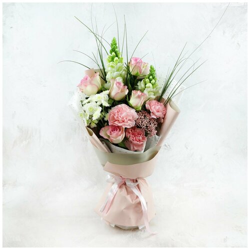 Букет живых цветов из роз гвоздик леувенбекий 45см