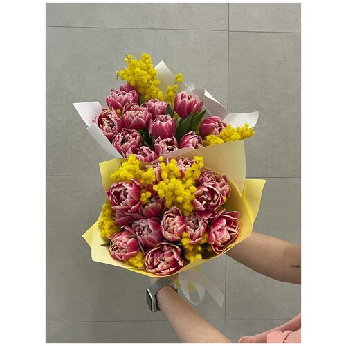 Букет из живых цветов/букет из розовых тюльпанов с мимозой