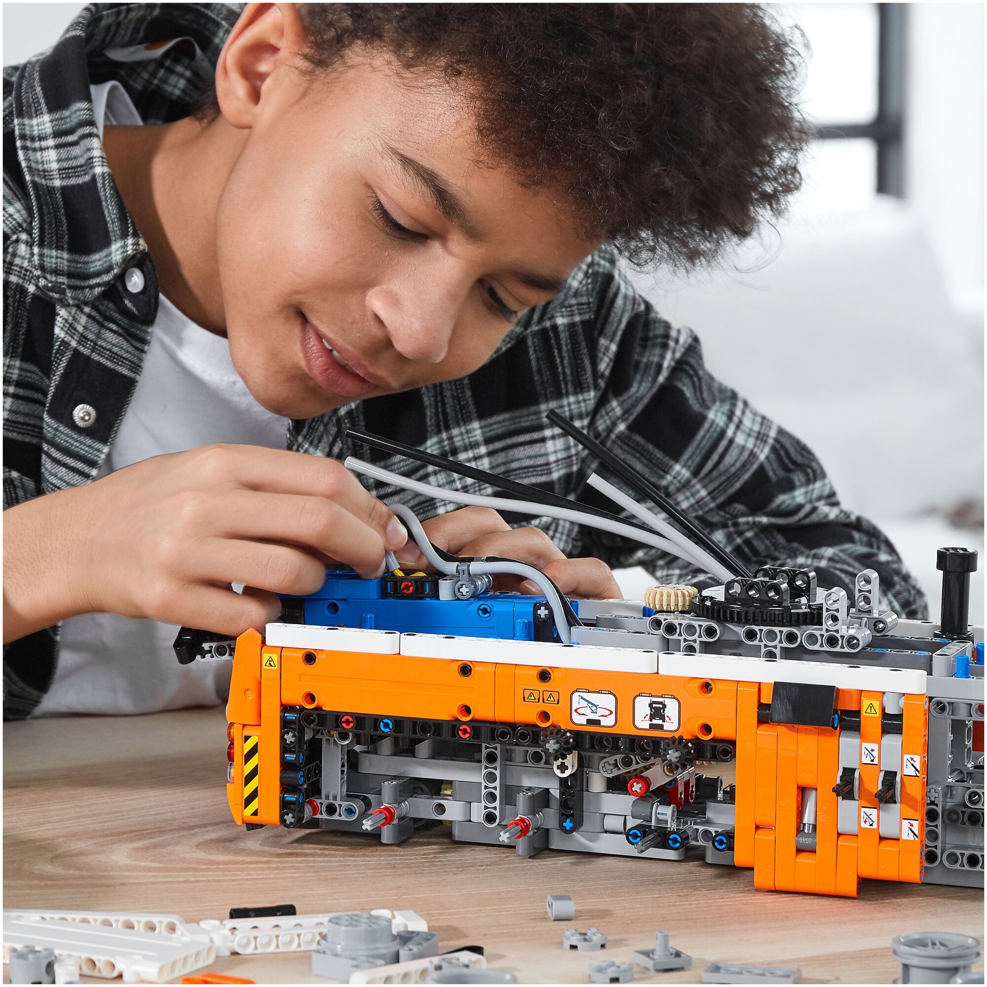 Конструктор LEGO Technic Грузовой эвакуатор - фото №6