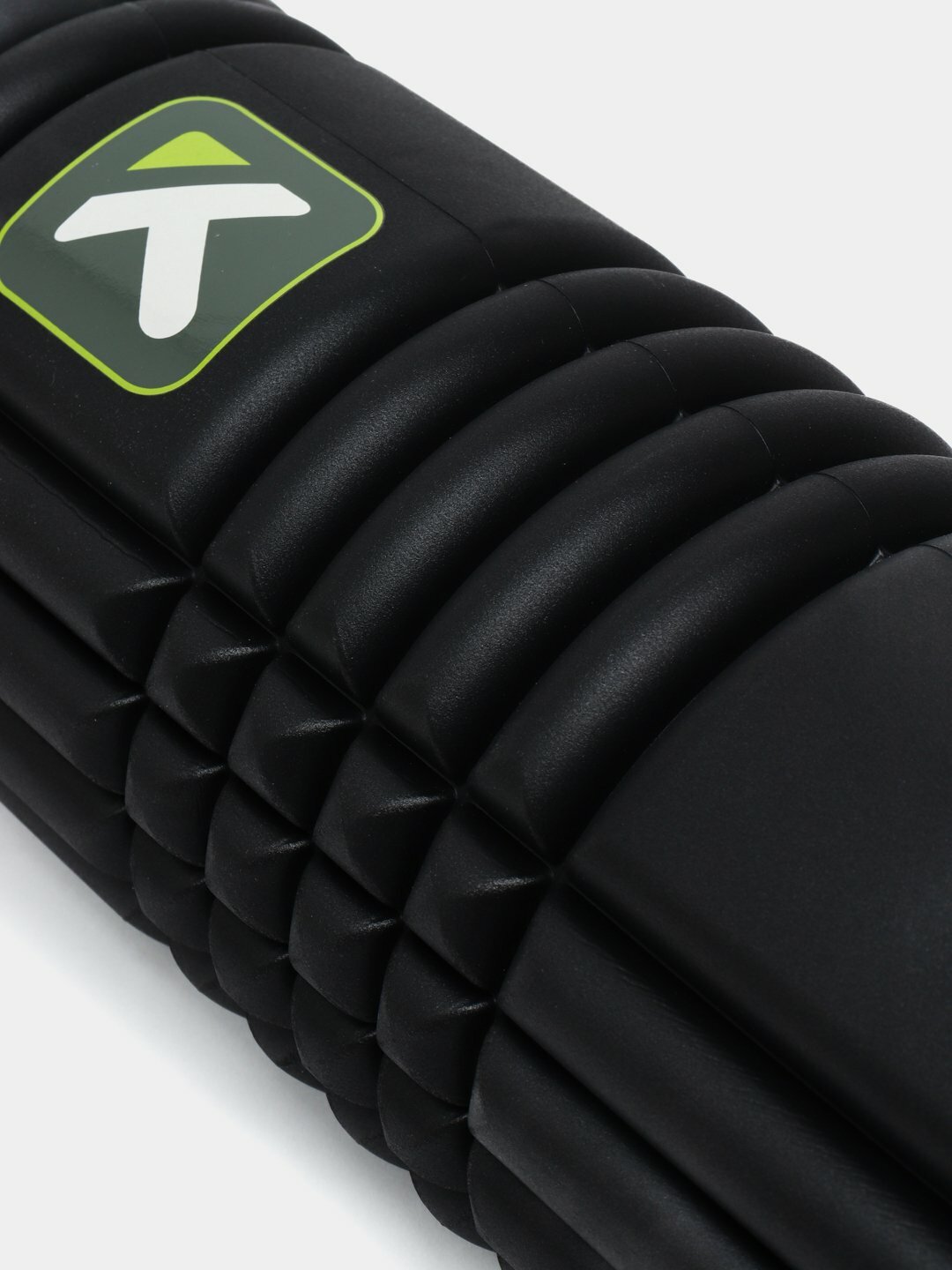 Массажный цилиндр Trigger Point "Grid", 33см, неравномерная поверхность, чёрный — фото 1