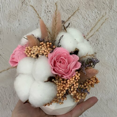 Композиция из сухоцветов в кашпо