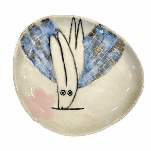 Блюдце ручной работы Заяц с большим розовым цветком, керамика, 14 см