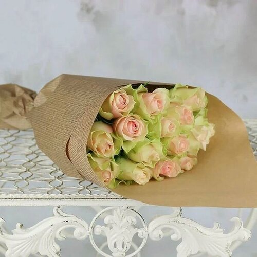 Изображение товара Букет из 15 зелено-розовых роз 40см. в крафте от Букет Маркет