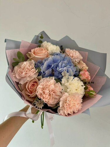 Изображение товара "Время любить" нежный букет с гортензией, розами и гвоздиками.