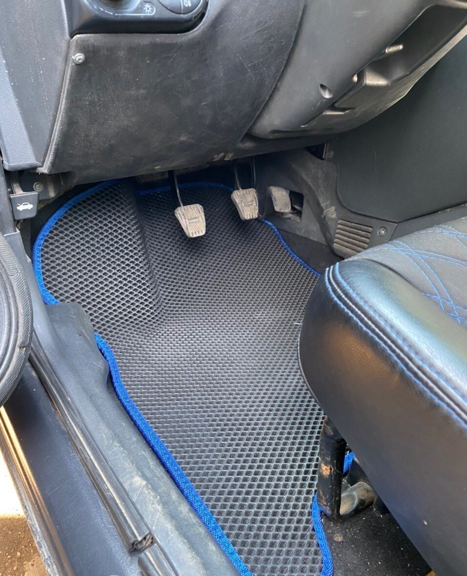Автомобильные коврики EVA Лада Приора с 3D лапой, черные ромбы, синий кант