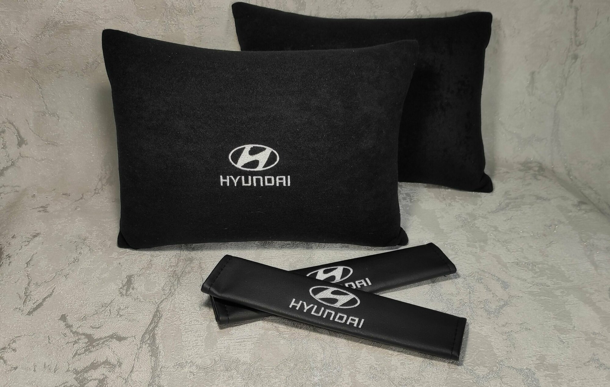 Подарочный набор: декоративная подушка в салон автомобиля из велюра и накладки на ремень безопасности с логотипом HYUNDAI, комплект 3 предмета