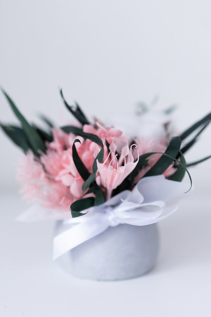 Букет с цветами в вазе для декора цветы в кашпо интерьерное украшение аксессуар из цветов