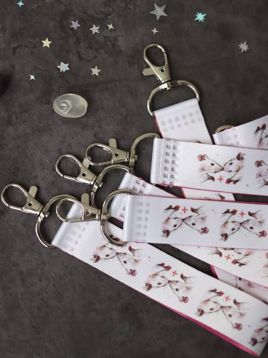 Брелок опрокинутый лес, белый/розовый — фото 1