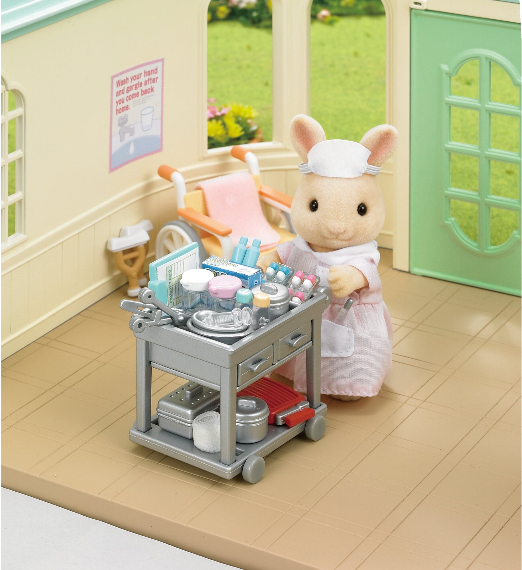 Игровой набор Sylvanian Families Медсесетра с аксессуарами - фото №7