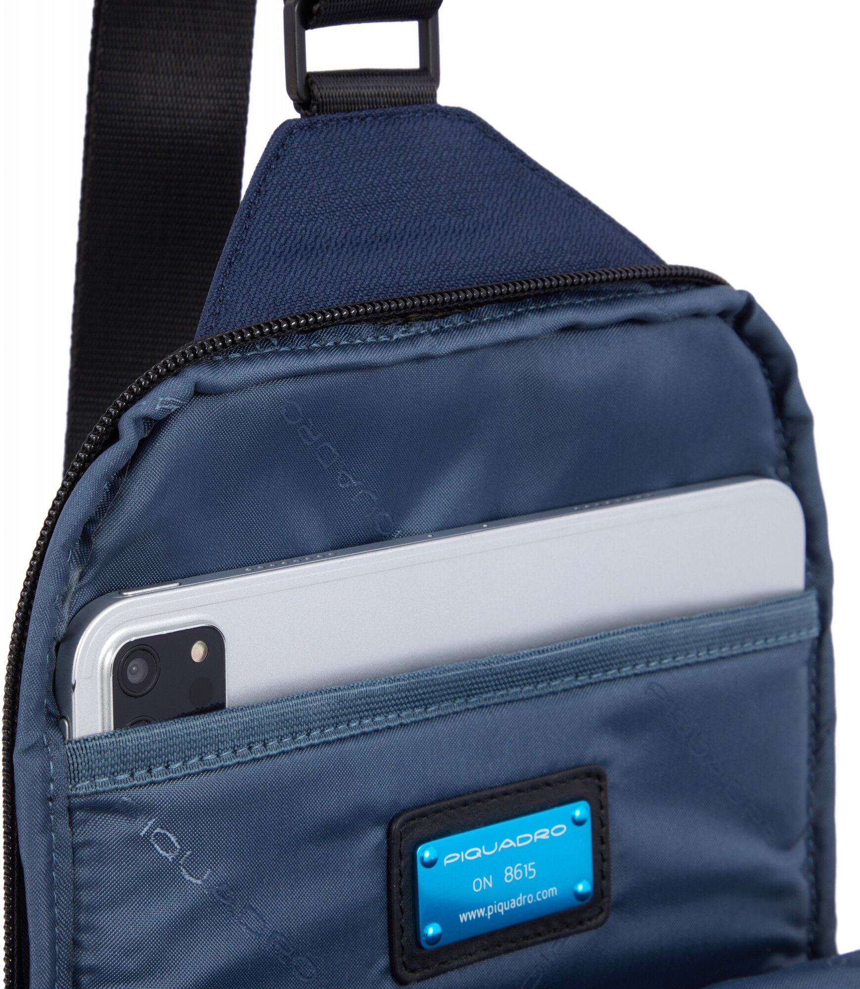 Сумка слинг PIQUADRO, фактура пэчворк, синий — фото 1