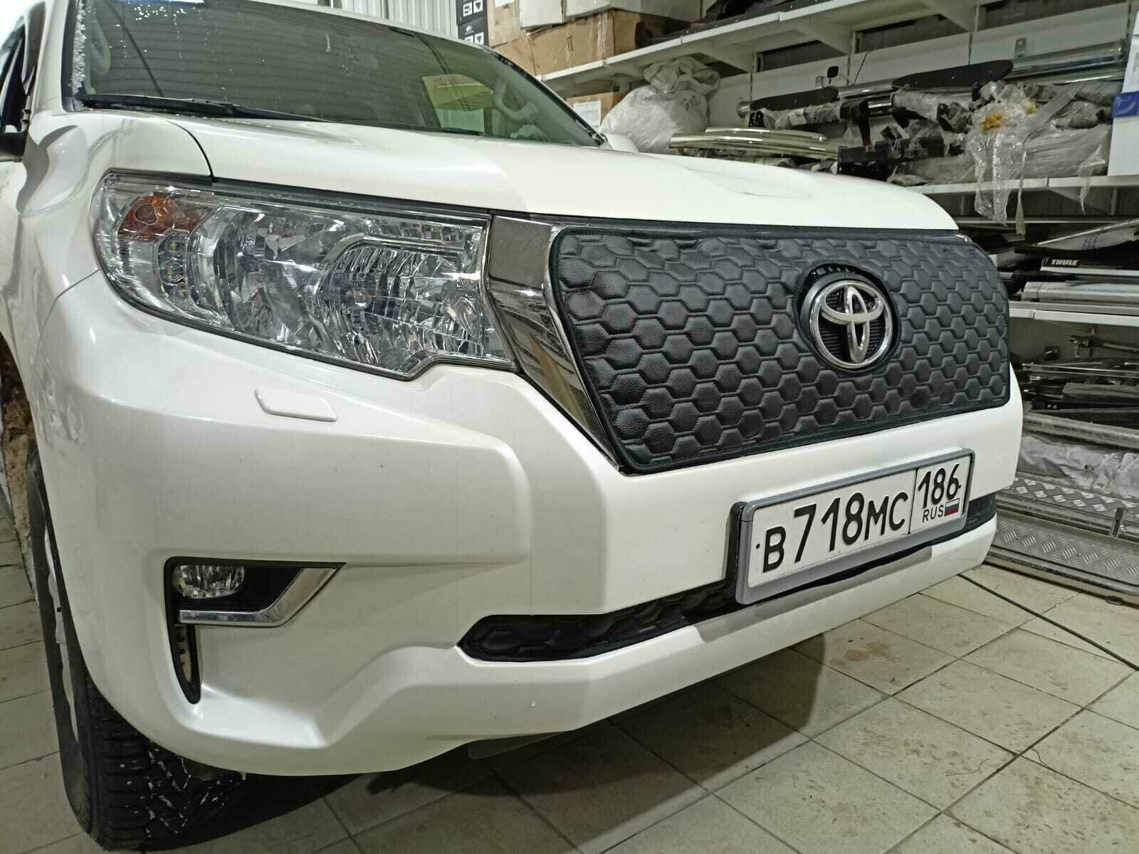 Утеплитель радиатора для Toyota Land Cruiser Prado 2020 в дизайне Соты без камеры(комплект)