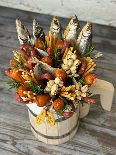 Изображение товара Мужской съедобный букет в бондарной кружке (BuketOnline)