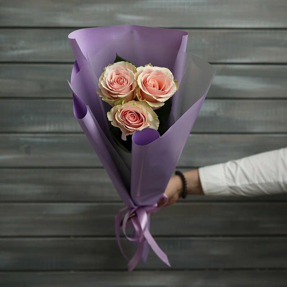 3 нежно-розовые розы Эквадор 50 см в упаковке от Букет Маркет