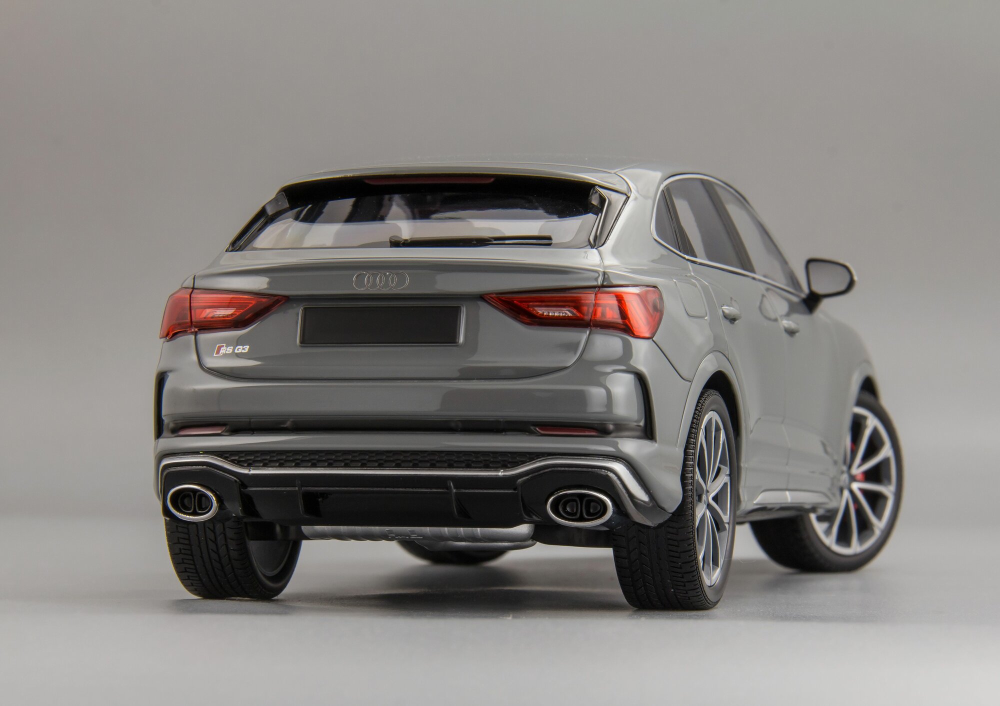 1:18 Audi RSQ3 - 2019, Коллекционная масштабная модель от Minichamps — фото 1