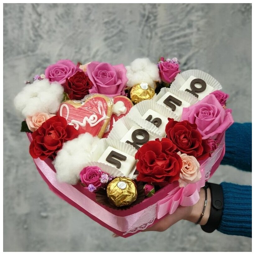 Композиция сердце из роз, хлопка, конфет и шоколадных букв люблю