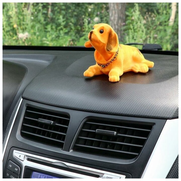 Собака на панель авто