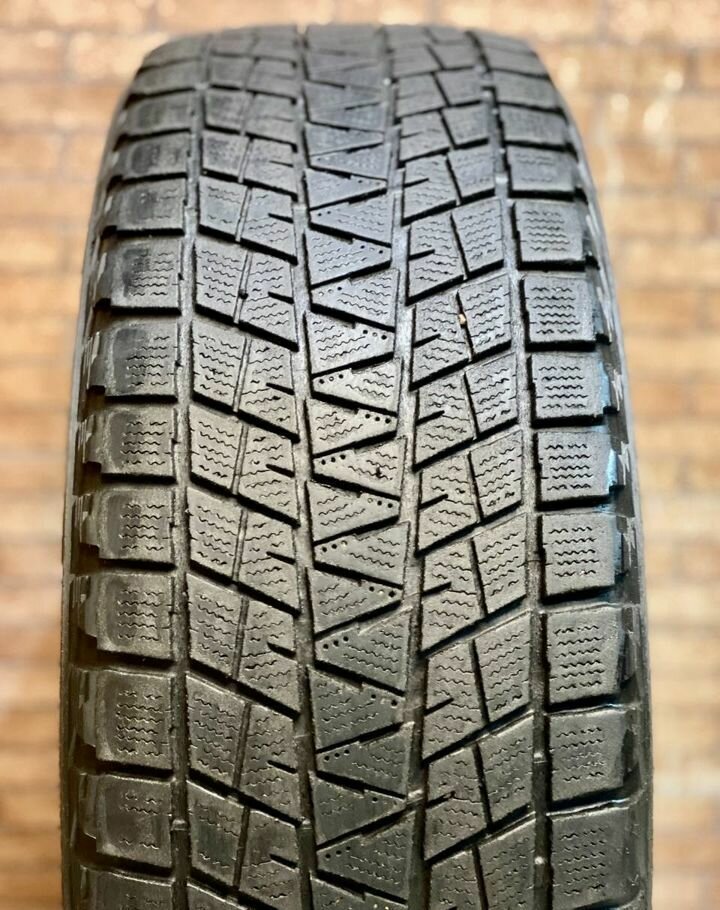 Bridgestone Blizzak DM-V1 235/65 R17