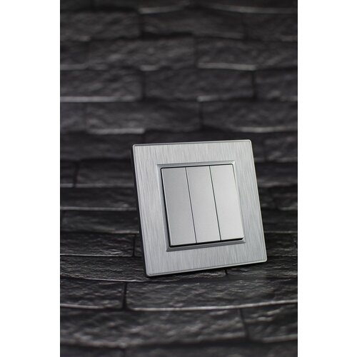 Выключатель трехклавишный серый