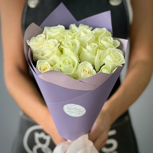 Изображение товара Букет из 15 белой розы 40 см в стильной упаковке. «365 Поводов» - живые цветы с доставкой