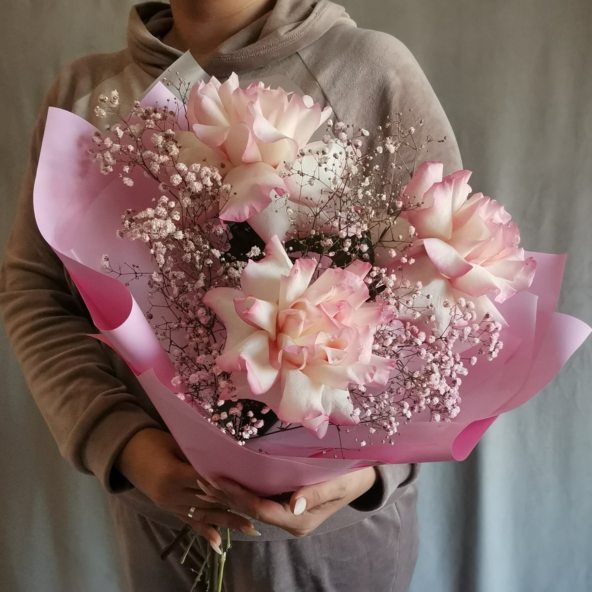 Большие французские вывернутые розы с гипсофилой 3 шт в дизайнерской упаковке с лентой