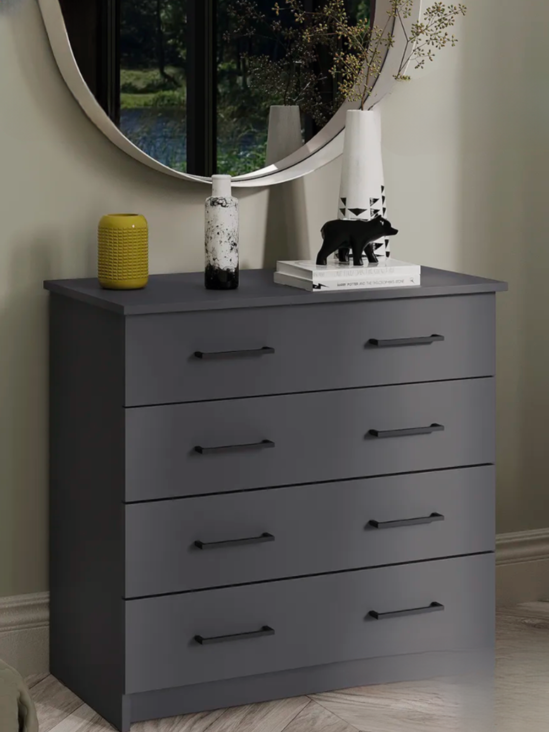 Комод с четырьмя выдвижными ящиками для хранения одежды и личных вещей, функциональная мебель для спальни