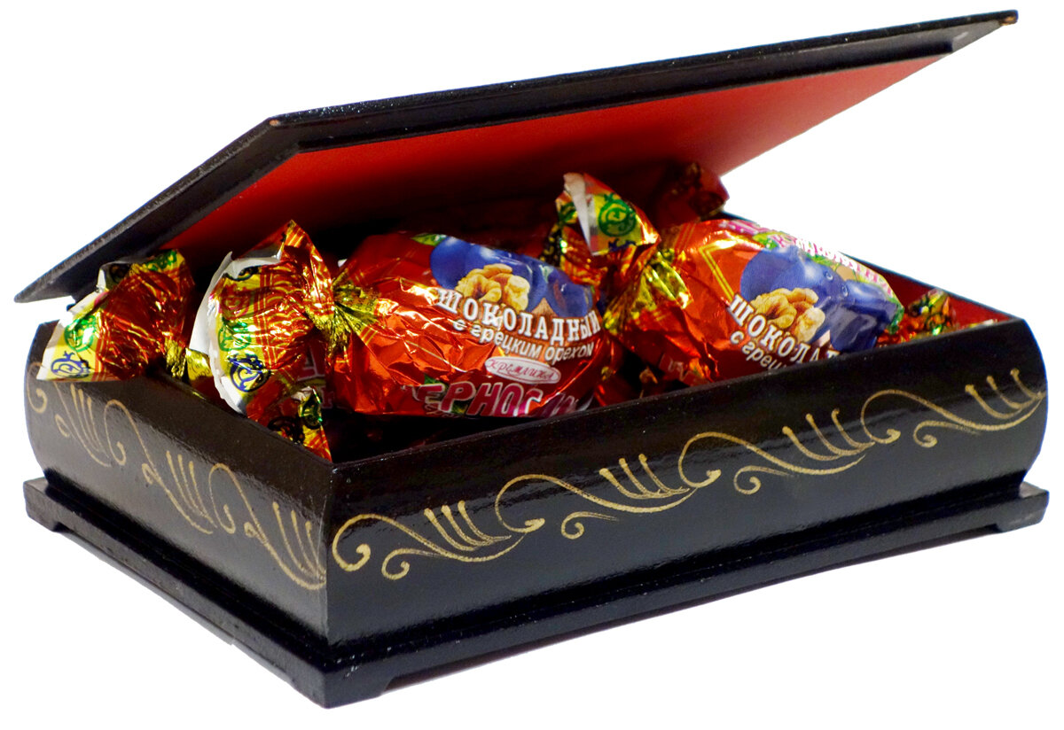Конфеты из чернослива Чернослив Кремлина шоколадный с грецким орехом в подарочном наборе - лакированной шкатулке белка, 150 гр - фотография № 2