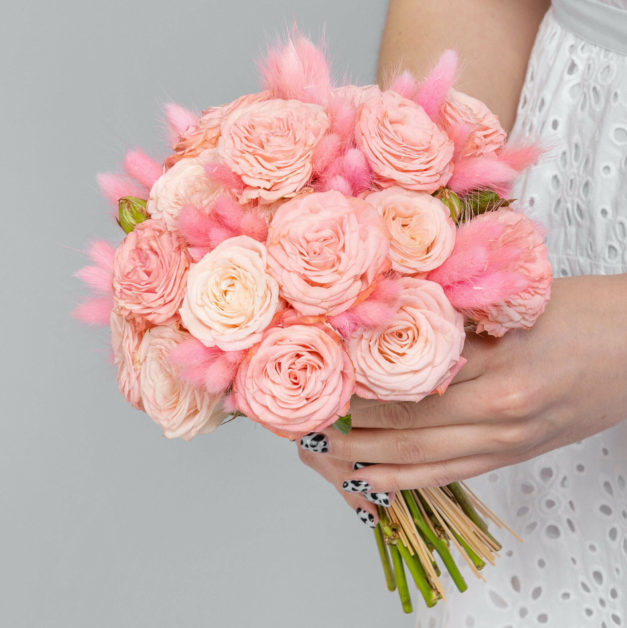 Букет невесты "Роза Бомбастик и Лагурус" светло-розовый/розовый под лентой
