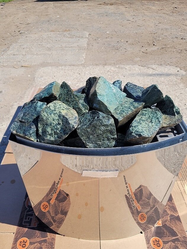 Нефрит колото-шлифованный высший сорт камни для бани и сауны (фракция 7-14 см) упаковка 10 кг - фотография № 1