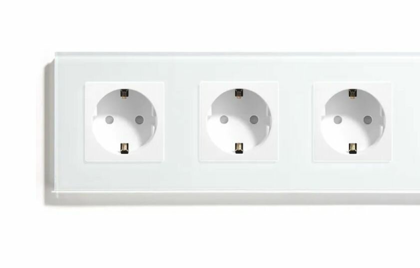 фото Розетка тройная встраиваемая трехпостовая 16 А белая глянцевая панель из закаленного стекла